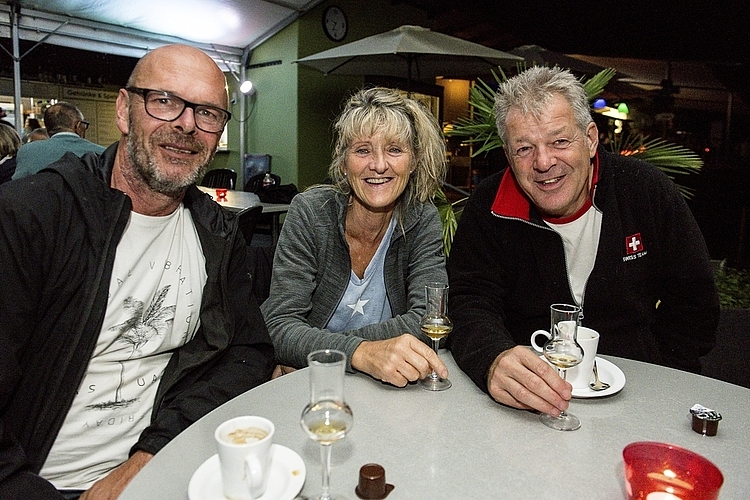 Rolf Aregger (l.) wurde von Susanne Maag und Stefan Brun überzeugt, in der Badi das Nachtessen und einen Schlummertrunk zu geniessen.