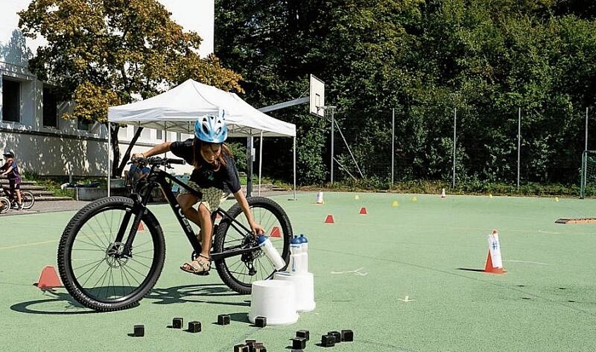 Er sieht einfach aus, der Parcours von Freeride Connection. Für Mio Barahona war es herausfordernd, fahrend die Trinkflasche zu packen. Er sieht einfach aus, der Parcours von Freeride Connection. Für Mio Barahona war es herausfordernd, fahrend die Trinkflasche zu packen.