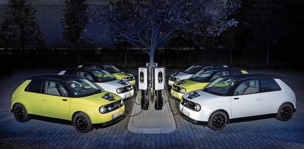 Während für Einfamilienhäuser üblicherweise 5 bis 15 kWh Speicherkapazität eingeplant werden, haben Autos bis zu 110 kWh Speicherkapazität. Bilder: PD