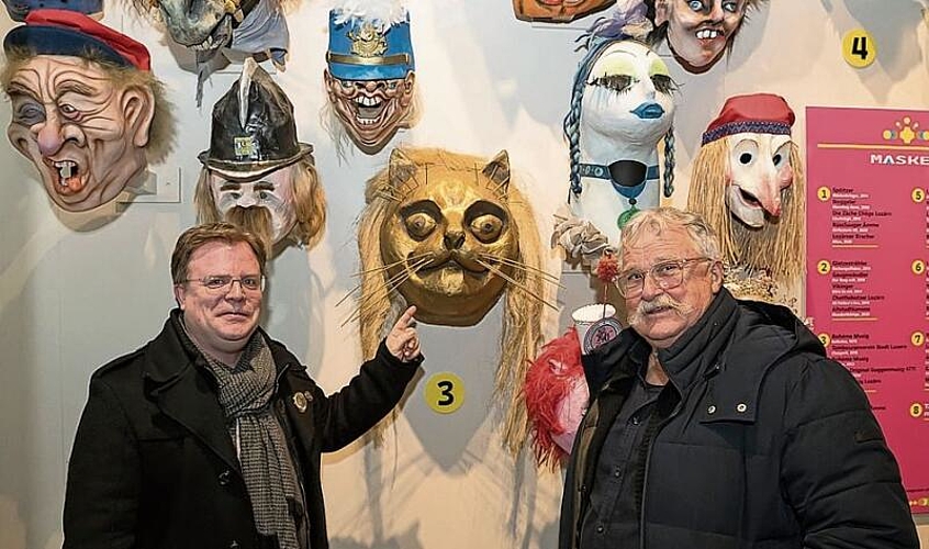 Pascal Kreienbühl (links), Chatzemeister der Chatzemusig Lozärn, und Georges Gisler, Ehrenpräsident Vereinigte. Pascal freut sich aufs 75-Jahr-Jubi und darüber, dass ein Grend von der Chatzemusig in der Ausstellung hängt.