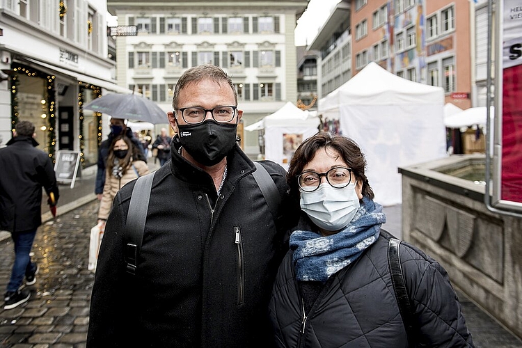 Weil die Pflegekinder heute Samstag ausgeflogen sind, haben Kurt Nussbaumer und Susanne Heiniger Weihnachtseinkäufe in der Stadt erledigt.