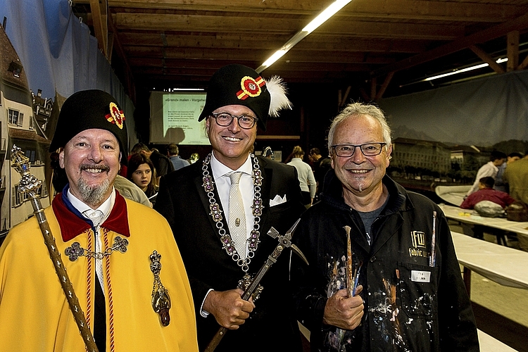 Seit 50 Jahren bastelt Urs Lischer (rechts) für die Guuggenmusig Wäsmali-Chatze Grende. Auf dem Bild mit Zunftmeister der Zunft zu Safran, Daniel Medici (Mitte), und dem Weibel Richi Hess.