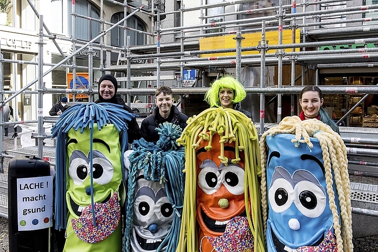 Sie verbringen die Ferien an der Fasnacht mit dem Motto: «Lache ! macht gsund». Von links: Familie Thrier mit Jürg, Enrico, Felizia und Florina.