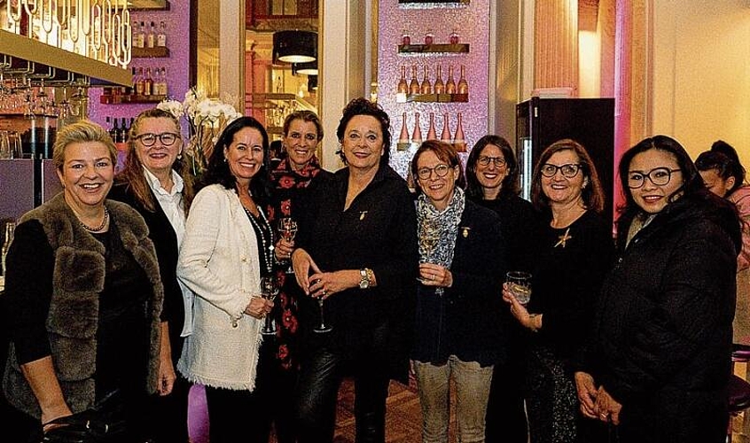 V. l.: Birgit Grossniklaus, Nadia Käch, Denise Giopp, Fritschimutter 2022, Katharina Medici, Fritschimutter 2020/21, Claudia De Simoni, Fritschimutter 2023, Monika Tschopp, Fritschimutter 2019, Evelyn Schmid, Irene Piffaretti und Shu Hwei Renggli.