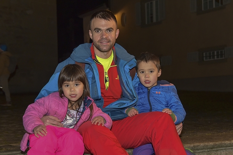 V. l.: Sloan MakStrellis, Drew Strellis und Stark MakStrellis waren schon zum dritten Mal am Samichlausauszug und wussten dementsprechend, dass sie sich warm anziehen mussten.