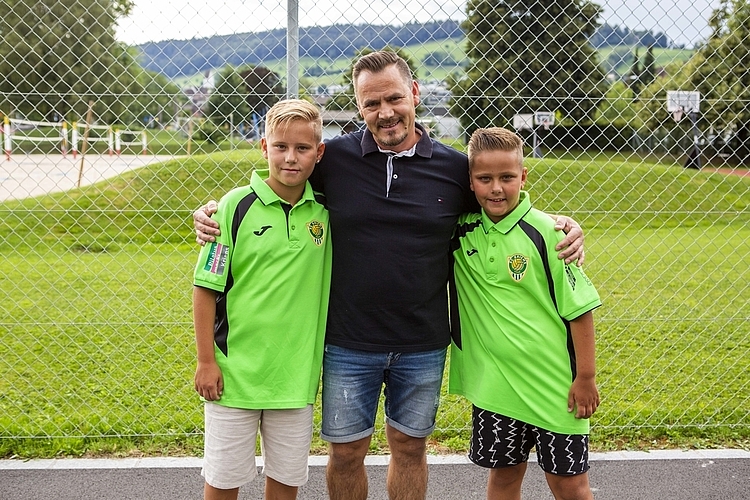 Blerian, Blerim und Eron Knushi (von links) hoffen, dass es bald keine Reservationen für die wenigen Tickets mehr braucht.