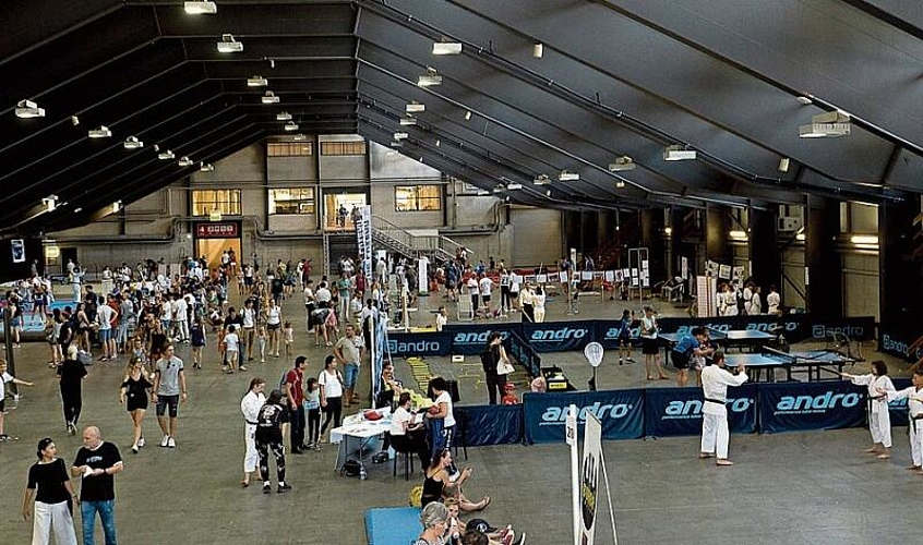 In der Messehalle 3, im Hallenbad und auf der Allmend präsentierten
sich zahlreiche Vereine der Bevölkerung. In der Messehalle 3, im Hallenbad und auf der Allmend präsentierten sich zahlreiche Vereine der Bevölkerung.