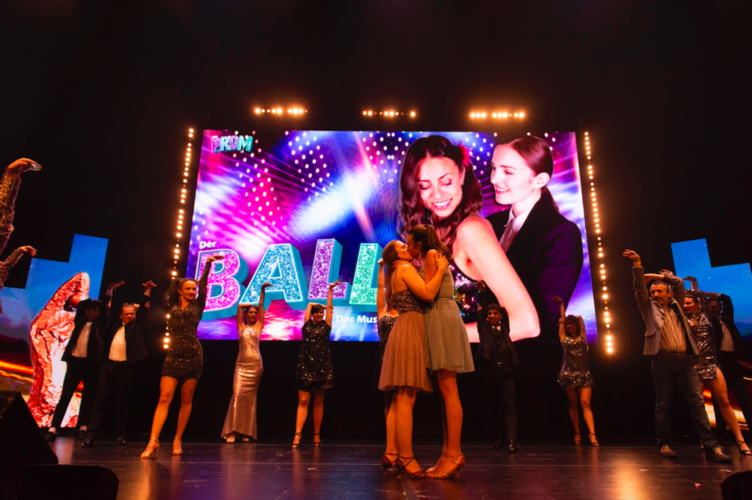 Die Musicaldarsteller:innen des Le Théâtre gaben eine kleine Kostprobe des Musicals «Der Ball», welches am 11. Dezember im Kulturhaus in Emmen Premiere feiern wird.
