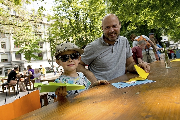 Justus (links) und Walter Finette waren zum ersten Mal dabei. Für Justus war am Samstag die Farbe Grün die Lieblingsfarbe.