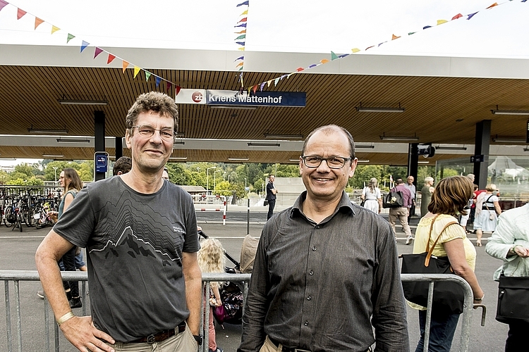 Raphael Spörri (links), Fraktionschef und Einwohnerrat Kriens (SP) und Cla Büchi, Sozialvorsteher Stadt Kriens (SP), sind froh, dass der Bahnhof fertig ist.