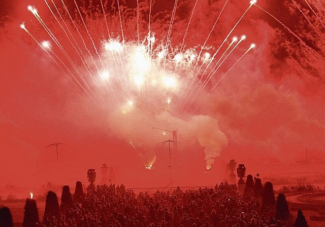 11 500 Zuschauer:innen verfolgten in den Gärten das Feuerwerk, das seit sieben Wochen ausverkauft war. Den Link zum Feuerwerk in voller Länge gibt es auf unserer Website: anzeiger-luzern.chBilder: Bruno Gisi