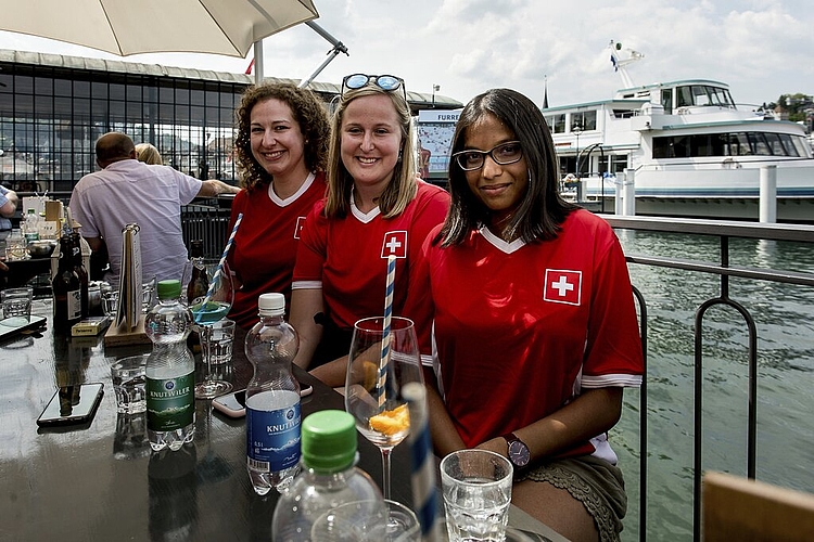 Sind vom Camping-Weekend am Sarnersee für den Match nach Luzern gereist: Cornelia Ineichen, Vithiya Sivaneswaran und Corinne Graber vom Unihockey TV Schötz (v. l.).