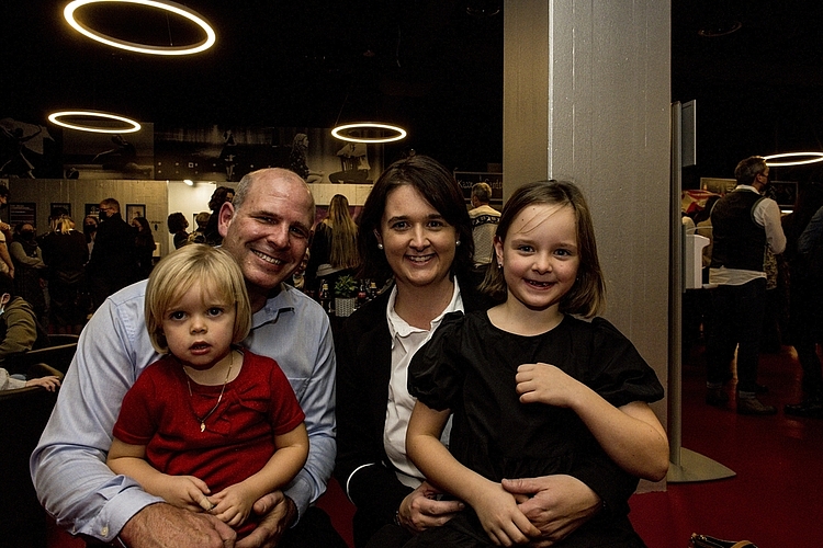 Die Emmer Gemeindepräsidentin Ramona Gut kam mit ihrem Mann Markus und den Kindern Alina (links) und Elena an die Premiere.