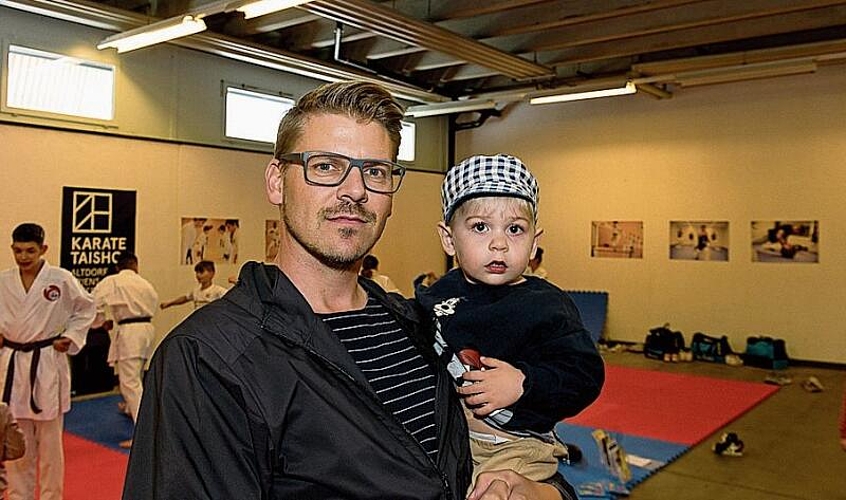 Andreas Zehnder mit Paul. Die Leidenschaft des Vaters ist Fussball, aber der Sohn soll selber entscheiden, welche Sportart er ausübt.