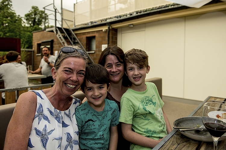 Hofften auf einen Sieg von England: Evelyne Fischer, Lino, Nicole Lanz und Liam (v. l.). Am Ende gab es im Spiel gegen Schottland keine Tore.