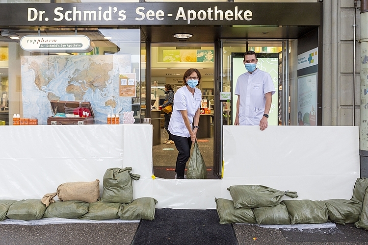 Auch wenn sie in Dr. Schmid’s See-Apotheke arbeiten, brauchen Doris Vollenweider und Florian Hirt den See nicht unbedingt gleich in der Apotheke.