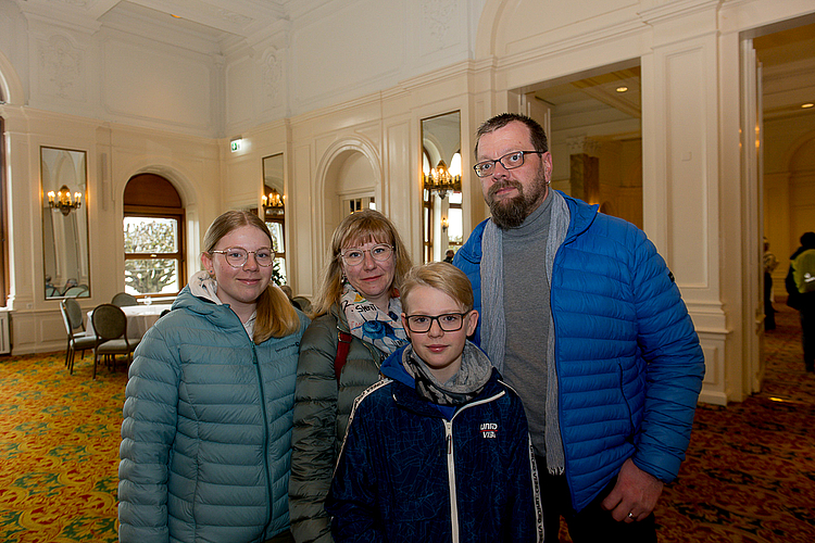 Von links: Meike, Sabrina, Finn und Jens Wiedehöft. Meike hat Küchenluft geschnuppert und hat jetzt eine Lehrstelle im Gesundheitsbereich im Fokus.
