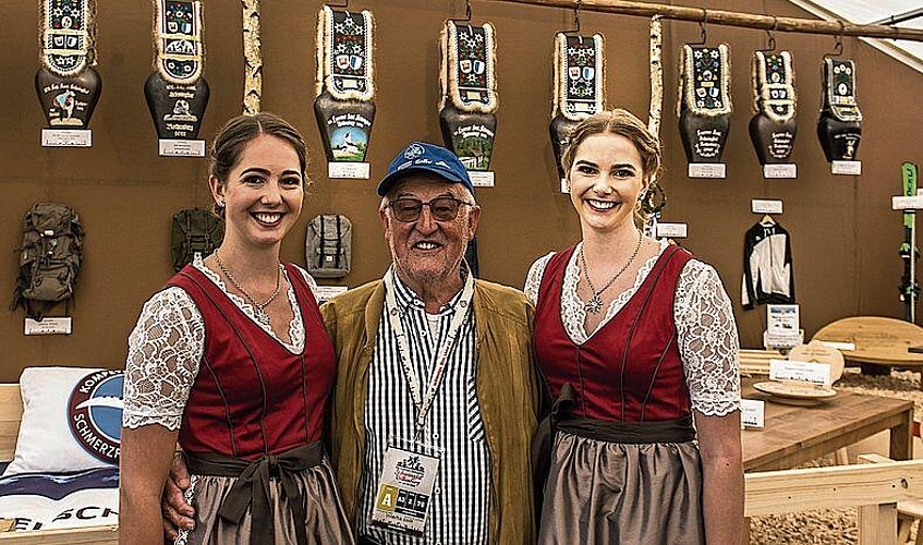 Die Schwestern und Ehrendamen Barbara (links) und Silvia Kurmann zusammen mit alt Regierungsrat Anton Schwingruber, OK-Präsi Eidgenössisches Schwing- und Älplerfest 2004.