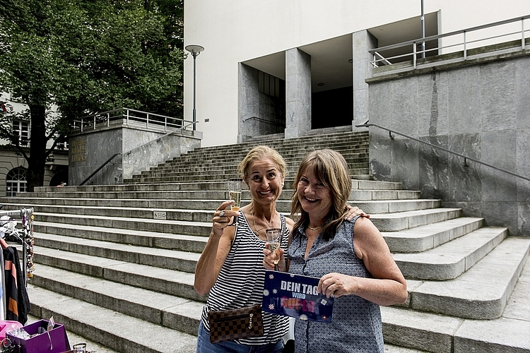 Das Geschäft für Silvia Stöckli (links) und Gisela Prather lief gut. Aus dem Erlös werden sie mit ihrem Frauenclub eine Reise unternehmen.