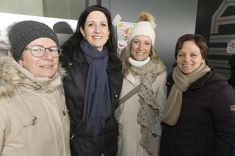 Die Ehemänner von (von links) Sandra Walther, Jutta Albisser und Sarah Bachmann wurden als Neuzünftler aufgenommen. Sie kamen mit Sändy Sidler (rechts) ins Stadion.