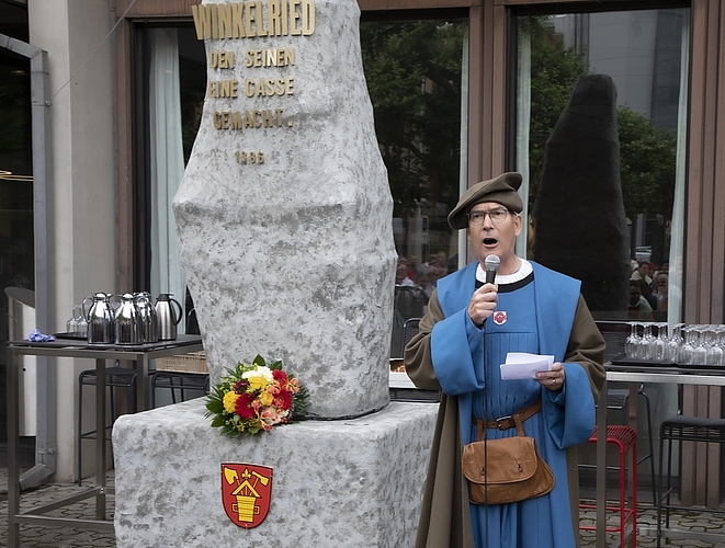 Der Tätschmeister der alternativen Schlachtfeier in Emmen: Martin Dudle-Ammann, Zeugherr des Äusseren, mit dem fast echten Winkelried-Stein.
