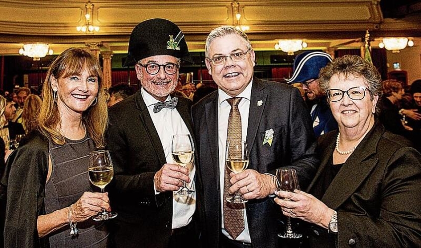 Werner Rast und Chantal Räber mit dem Ehrengast Stadtrat Adrian Borgula. Adrian erzählte, dass er seit über 30 Jahren mit Freude an der Fasnacht mit der Kleinformation Mariecholler unterwegs sei.