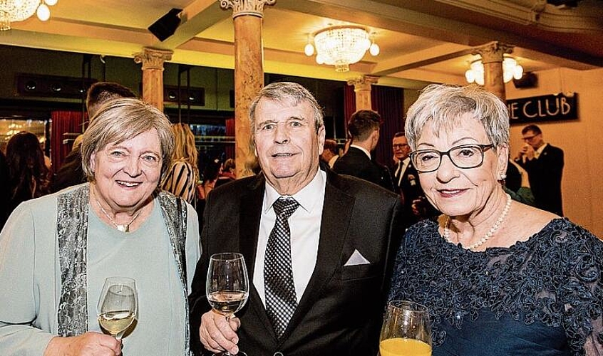 Von links: Marita Mozatti mit Werner und Maria Manetsch wünschen
