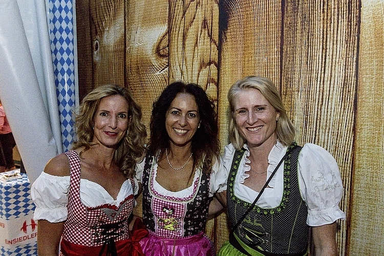 Wegen des Einsiedler Biers waren (von links) Marco Schneeberger, Nadja Zimmermann und Hanjo Greter an den Eröffnungsabend gekommen.