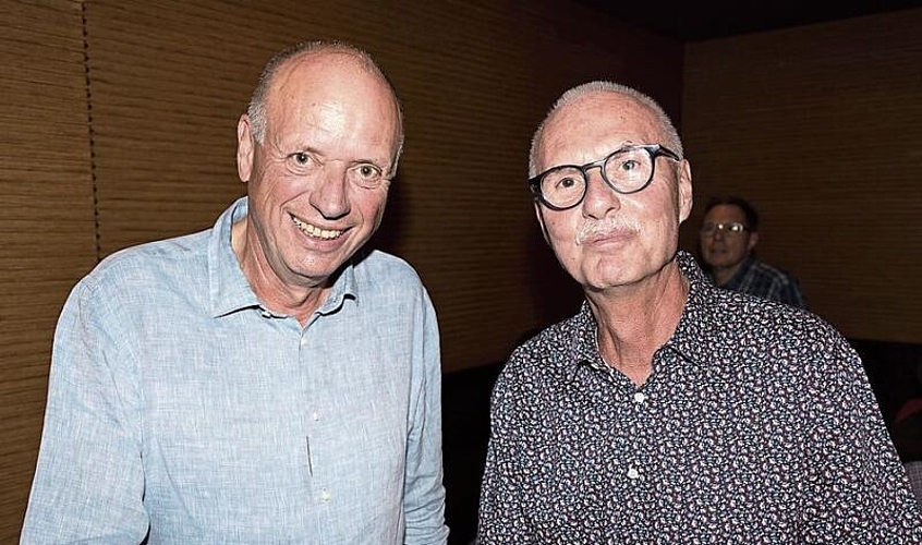 Markus Aeberhard (links) und Toni Göpfer repräsentierten die Gesellschaft Altersheim Unterlöchli, die das KT unterstützt und regelmässig mit Bewohner:innen Vorstellungen besucht.