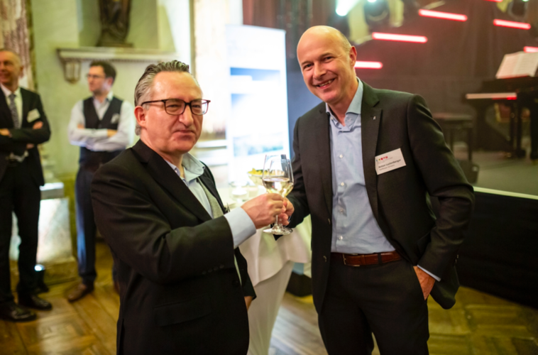 Patrik Muoser (links) und Anton Lustenberger von der Raiffeisen Schweiz blicken nach einem herausfordernden Jahr einer positiven Zukunft entgegen.