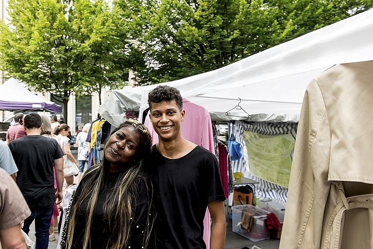 Hansjörg war mit seiner Mutter Silvia Zwimpfer zum ersten Mal am Flohmarkt dabei. Sie verkauften Deko und alte Kleider und wollen wieder teilnehmen.