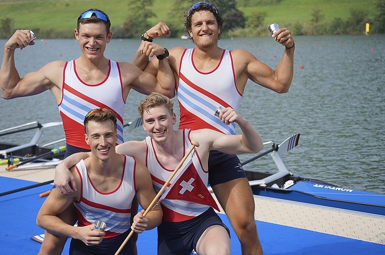 Fabio Bekcic (vorne links), Julian Müller (v. r.), Kai Schätzle (hinten links) und Maurin Lange (hinten rechts) sicherten sich bei der Elite den Schweizer-Meister-Titel im Doppelvierer.