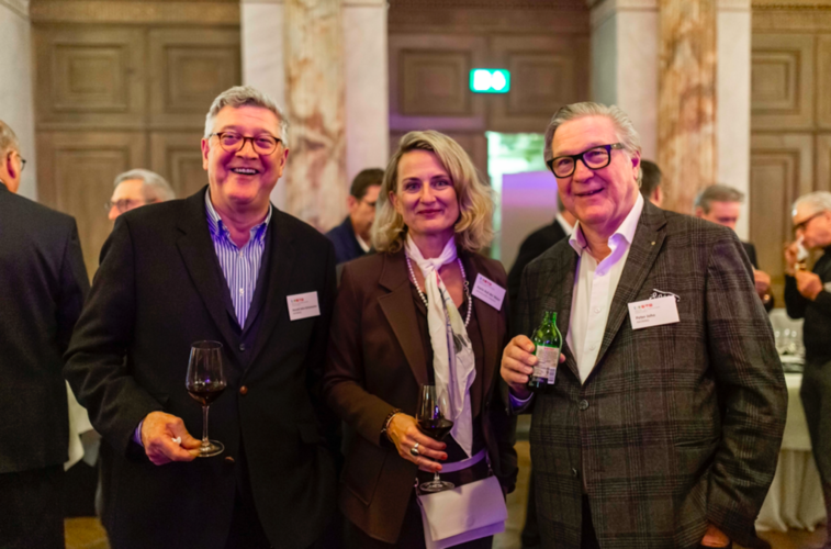 V. l.: Ronaldo Joho-Schumacher, Akomag, Karin Auf der Maur, Admind Public Relations, und Peter Joho, Akomag, schätzten die Mischung aus Musik und Botschaft fürs neue Jahr.