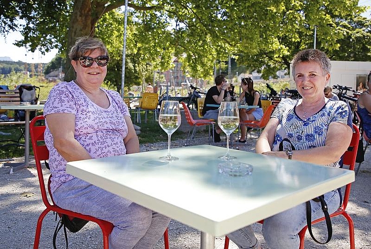 Claudia Roth (links) und Eva Bucher geniessen die Atmosphäre und die sommerliche Stimmung am «Nordpol».
