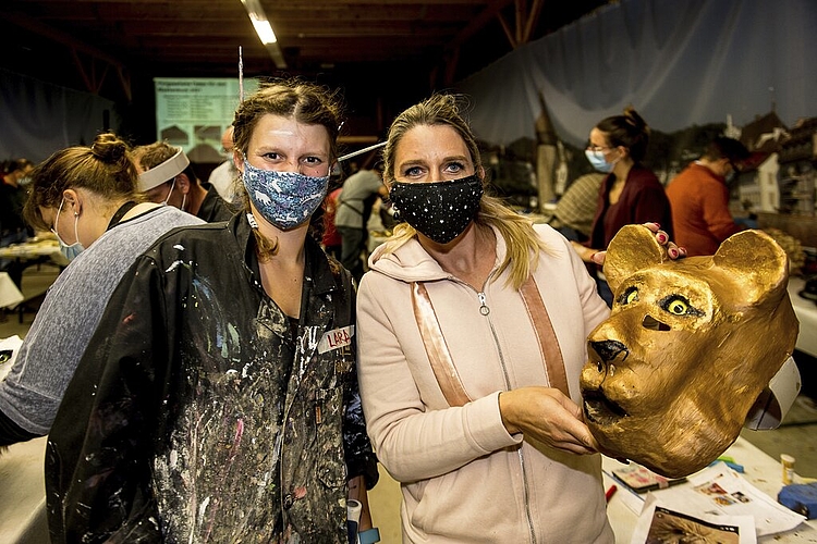 LFK-Helferin Lara Felder (links) zeigt Anita Niederberger letzte Korrekturen am Sujet Löwen. Die Kinder haben das Motto ausgewählt.