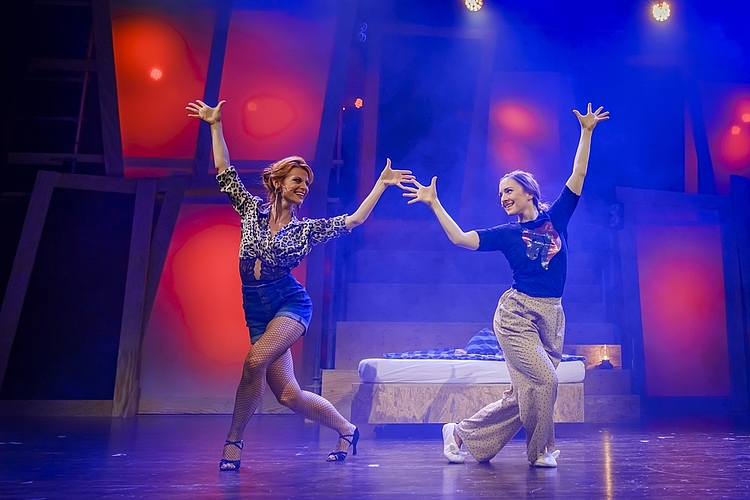 Die Österreicherin Julia Fechter (links) hat ihr viertes Engagement im Le Théâtre, aktuell als «Angie» im Musical «Der Ball», auf dem Bild mit Sandra Bitterli.