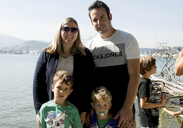 Sandra und Mathias Lustenberger mit Dario (l.) und Nico. Die Kin