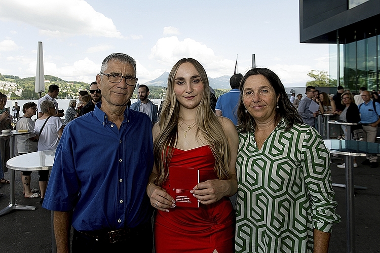 Von links: Godi, Clara und Rosa Vonlanthen. Clara hat die Ausbil Von links: Godi, Clara und Rosa Vonlanthen. Clara hat die Ausbildung am SBB-Schalter abgeschlossen und wird jetzt für zwei Jahre die Berufsmatura Soziales und Gesundheit absolvieren.