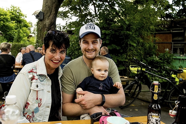 Janin Amstutz kann sich noch an die ersten Auftritte der Band erinnern, als 30 bis 40 Leute kamen. Zusammen mit Michael Haas und Leonie besuchten sie das Konzert beim Lido.