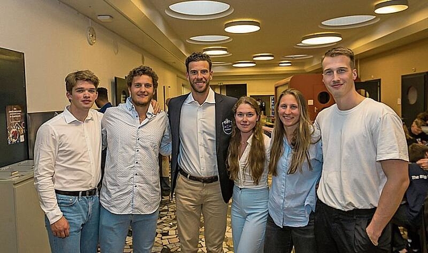 Der Seeclub Luzern wird das erhaltene Preisgeld für neue Boote einsetzen. Von links: Daniel Jutz, Maurin Lange, Taimur Cantoni, Chef Leistungssport, Julia Ruckli, Fabienne Schweizer und Fabio Bekcic.