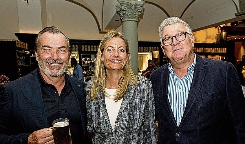 Von links: Klaus Fiebiger, Inhaber Wave Advertising AG, Julia Schwöbel, Besitzerin Restaurant Stadtkeller, und Ronald Joho, Freelancer.