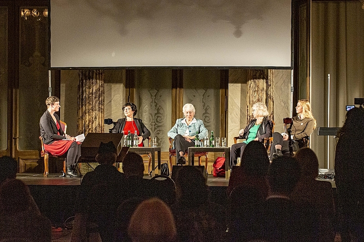 Bei der Podiumsdiskussion waren bekannte Namen aus Journalismus, Wissenschaft und Politik vertreten: Flurina Valsecchi, stellvertretende Chefredaktorin «Luzerner Zeitung», Lucia Lanfranconi, HSLU Soziale Arbeit, Brigitte Mürner, erste Luzerner Regierungsrätin, Monika Fischer, Grossmütter-Revolution, und Michelle Meyer, Co-Präsidentin Junge Grüne Luzern (v. l.).