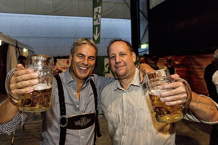 Haben ebenfalls auf dem «Hau den Lukas» geschlagen: Marco Weishaupt (links) und Manuel Höltschi.