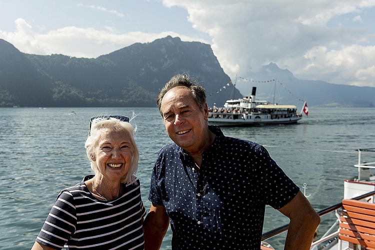 Ehrensache war es für Lorena (links) und Anita Maurer, auf der Fahrt dabeizusein. Ihr Vater beziehungsweise Ehemann ist der Kapitän auf dem Dampfschiff Stadt Luzern.