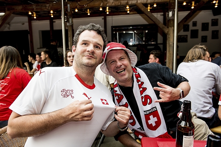 Kollegen treffen und die Atmosphäre der Schüür bewogen Patrick Schürmann und Mauro Brechbühler (v. l. n. r.), sich das Spiel anzusehen.