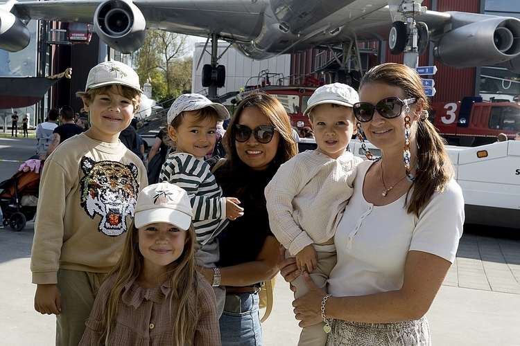 Von links: Henrik, Amilia, Issaya, Karuna Deucher mit Timeo und Von links: Henrik, Amilia, Issaya, Karuna Deucher mit Timeo und Bettina Gysel. Da die Kinder einen Tag früher Ferien hatten, ging’s am Freitag direkt ins Verkehrshaus.