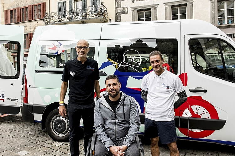 Der Erlös des Solidaritätslaufs geht an die Stiftung Rodtegg (von links): Iwan Bühler, Rodtegg-Direktor, Ehrenstarter Philippe Fries und Robert Hammig, Läufer für Philippe Fries.
