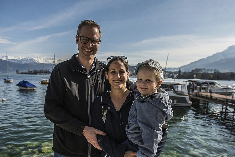 Florian (l.) – mit Raphaela und Nino – erinnert sich an seine Jugendzeit. Da wurde das Osternest im Heuhaufen des Bauernhofs versteckt.