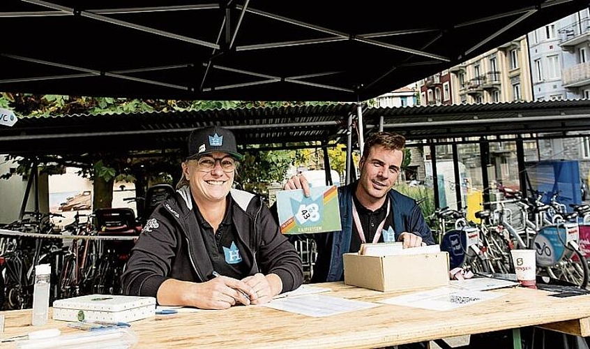 Brian Kreuzer (l.) und Jonas Jäger. Als Vorbereitung am Nachmittag vor dem Rennen hinaufgefahren und festgestellt, dass Luft aus den Reifen rausmuss, damit die Haftigkeit besser wird.