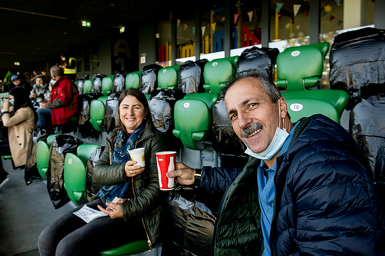 Auf einen spannenden Match freuen sich Laurentina und Aberaao Costa, wenn sie ihren Sohn auf dem Spielfeld anfeuern können.